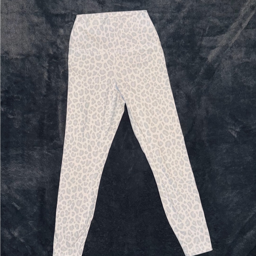 90 Degree By Reflex White & Light Gray Leopard Print Leggings